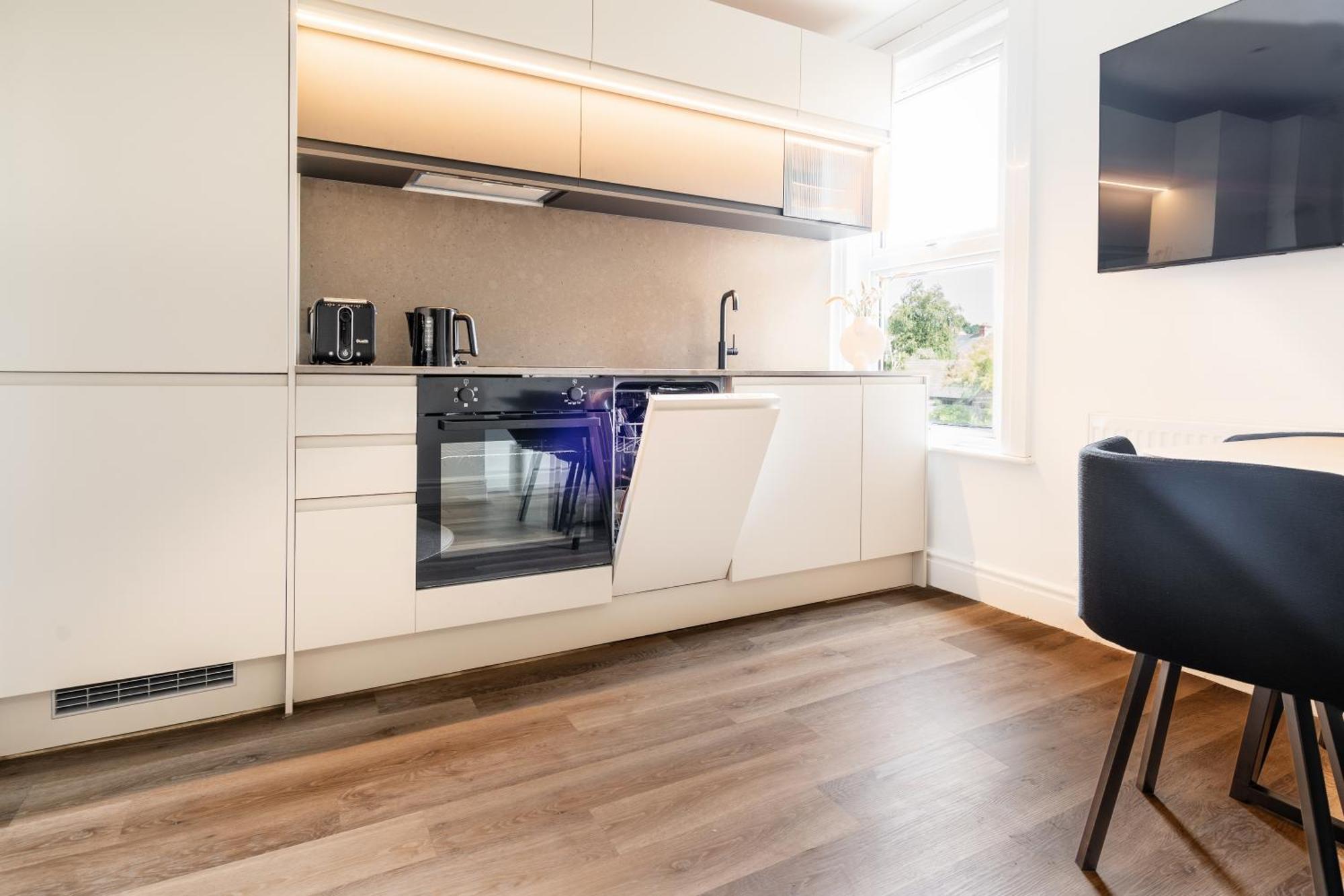 Newly Designed, 2Br Apt, 5Min From Northwood London Tube Station, Nato Hq, Ideal For Wembley, Warner Studio, Contractors 외부 사진