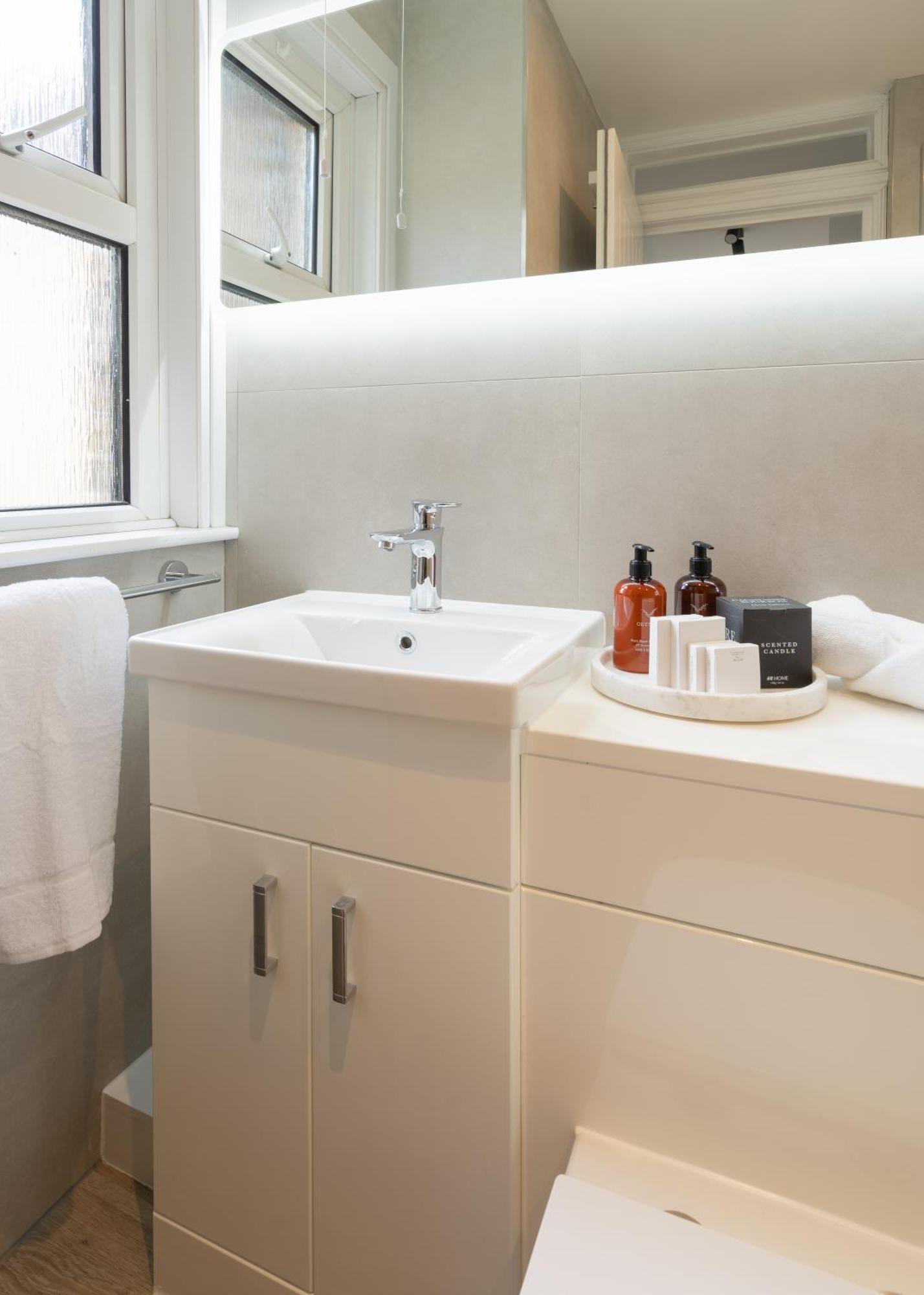 Newly Designed, 2Br Apt, 5Min From Northwood London Tube Station, Nato Hq, Ideal For Wembley, Warner Studio, Contractors 외부 사진