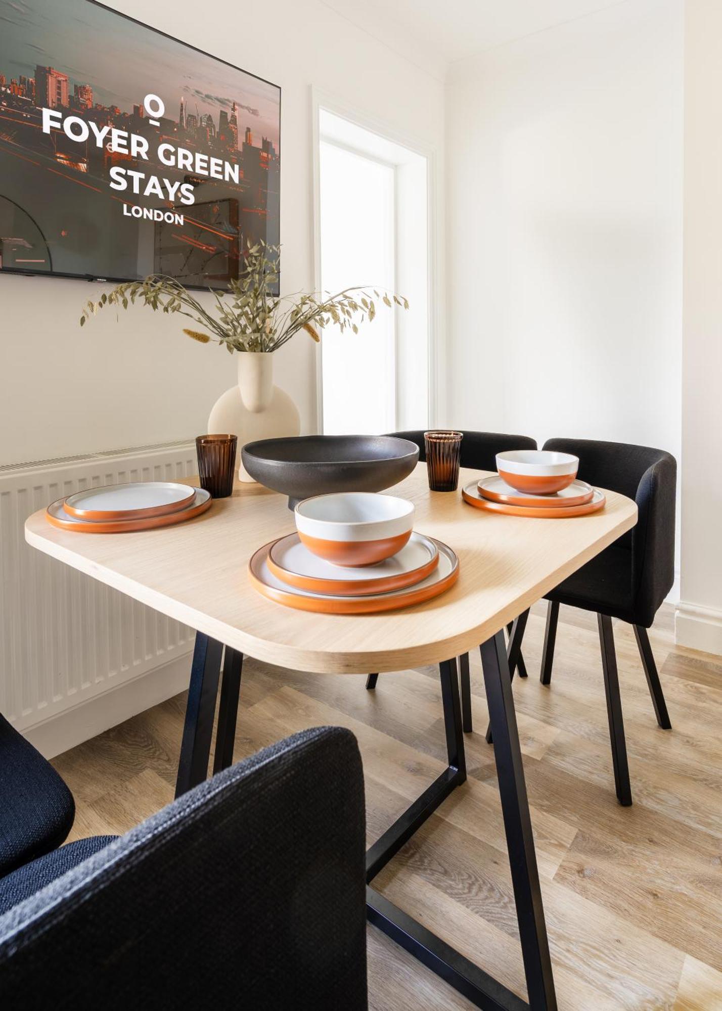 Newly Designed, 2Br Apt, 5Min From Northwood London Tube Station, Nato Hq, Ideal For Wembley, Warner Studio, Contractors 외부 사진
