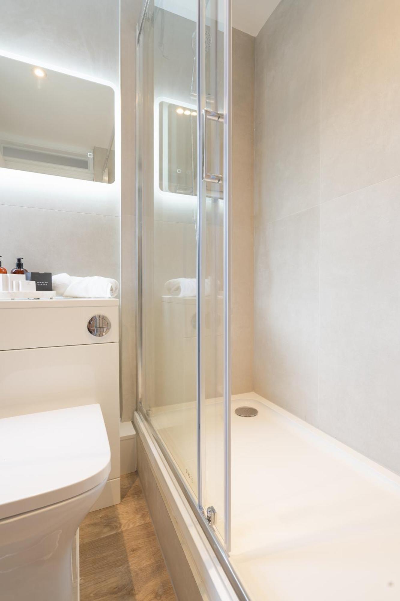 Newly Designed, 2Br Apt, 5Min From Northwood London Tube Station, Nato Hq, Ideal For Wembley, Warner Studio, Contractors 외부 사진