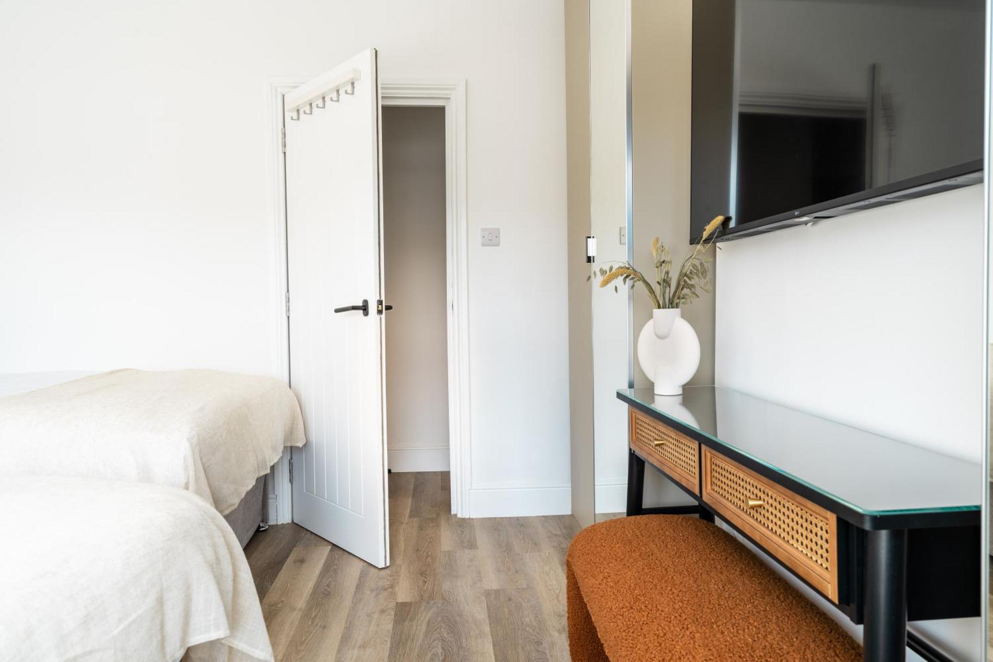 Newly Designed, 2Br Apt, 5Min From Northwood London Tube Station, Nato Hq, Ideal For Wembley, Warner Studio, Contractors 외부 사진