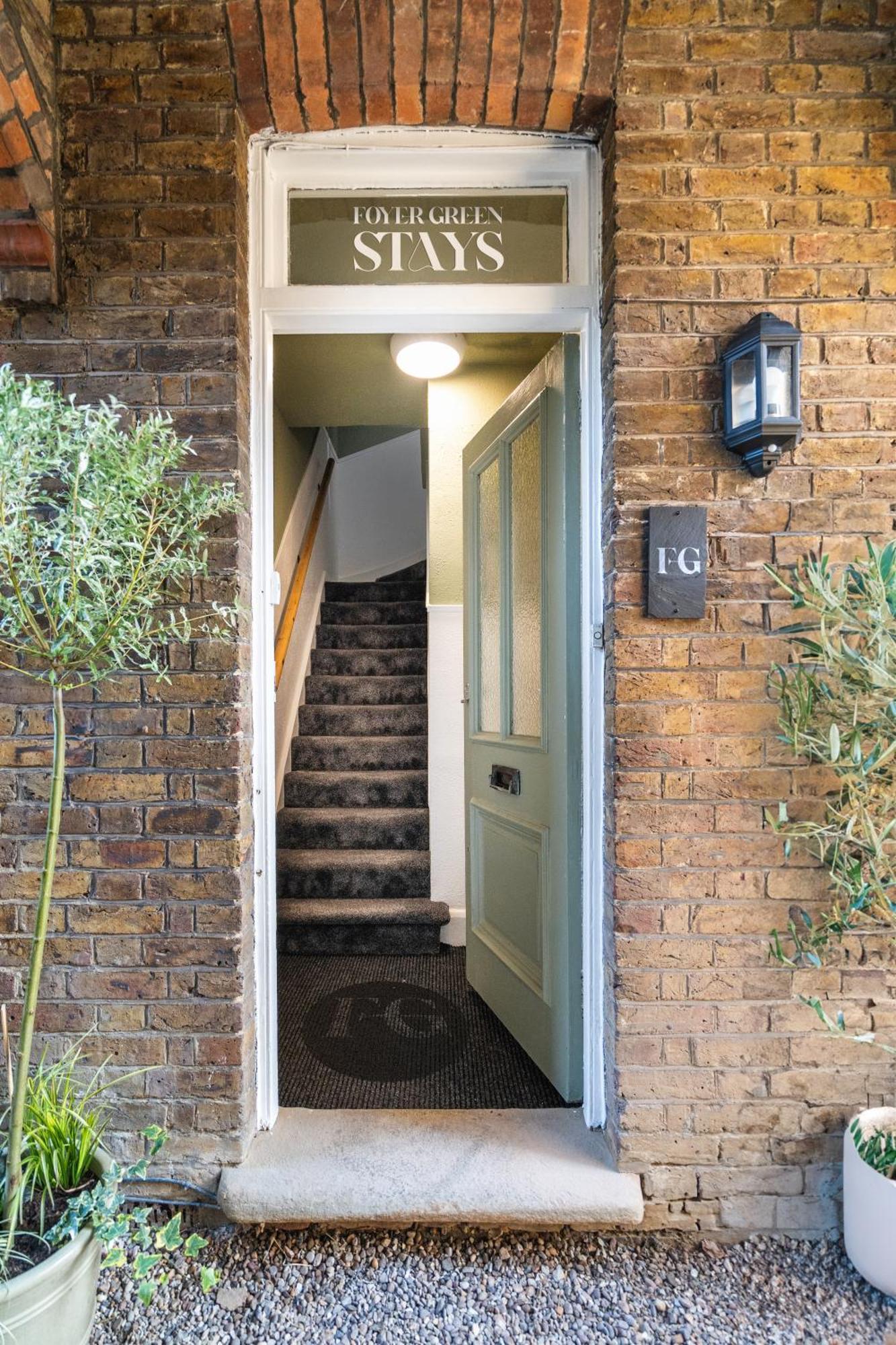 Newly Designed, 2Br Apt, 5Min From Northwood London Tube Station, Nato Hq, Ideal For Wembley, Warner Studio, Contractors 외부 사진